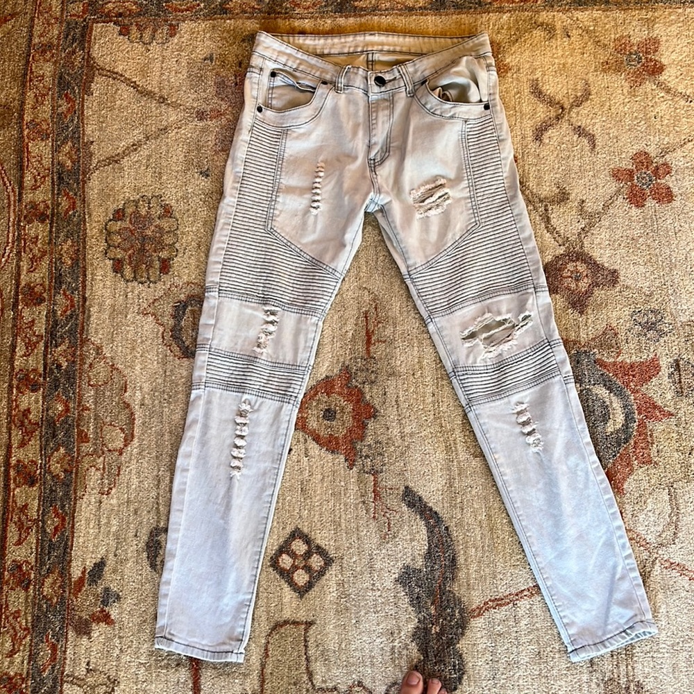 Light Wash Ripped Jeans